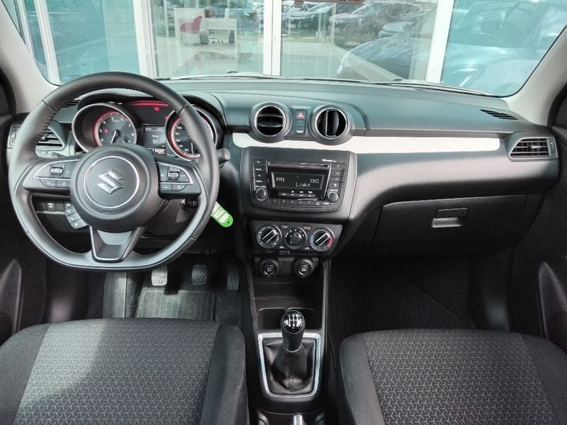 Premium silver metallic Używany 2023 Suzuki Swift | 62 900 zł (Dość drogi) - Obraz 1/2