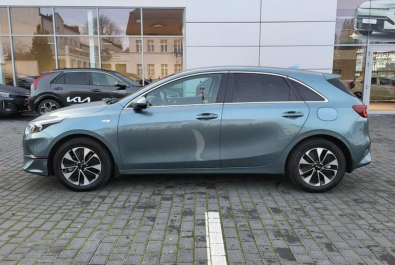 Używany Kia Ceed Turbo 140 KM (102 kW) 2024 Zielony jasny (metalik) Hatchback