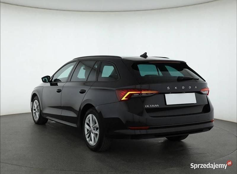 Używany Skoda Octavia 2022 Czarny Kombi