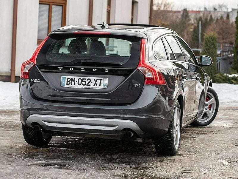 Używany Volvo V60 Summum 180 KM (132 kW) 2012 Szary Kombi