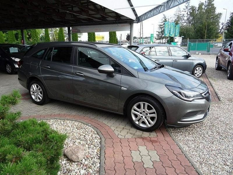 Używany Opel Astra Enjoy 110 KM (80 kW) 2017 Beżowy Sedan/Limuzyna