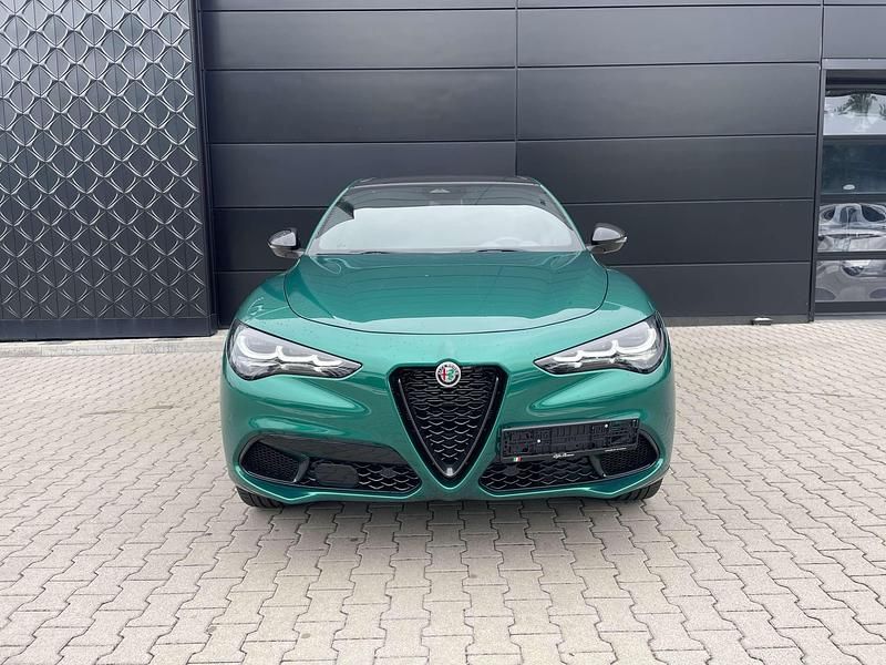 Lakier specjalny zielony montreal green Nowe 2025 Alfa Romeo Stelvio SUV | 263 645 zł - Obraz 1/4