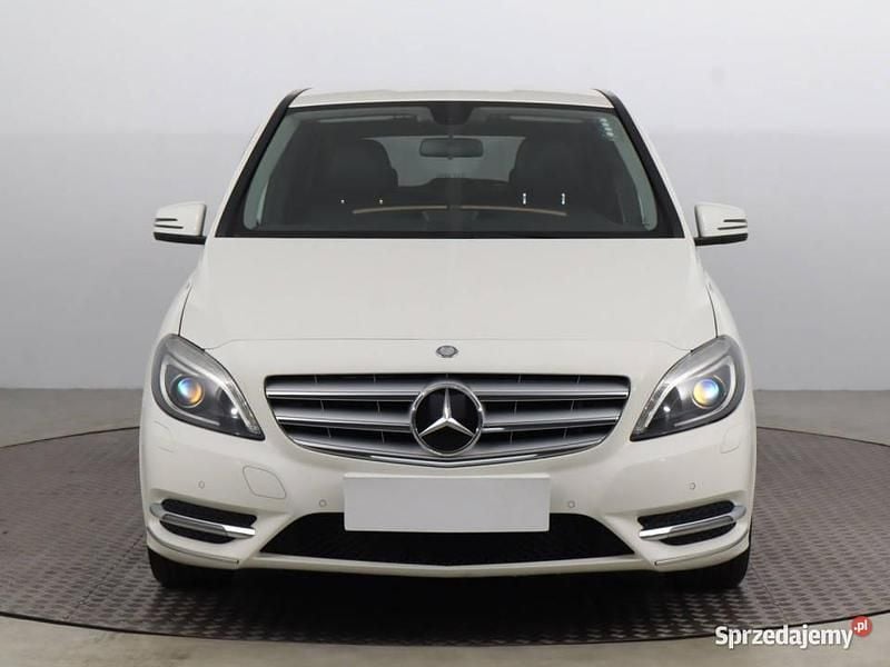 Biały Używany 2014 Mercedes B180 Minivan | 41 499 zł (Uczciwa cena) - Obraz 1/4