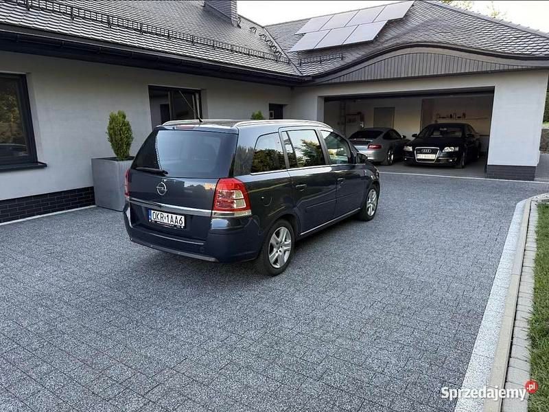 Szary Używany 2010 Opel Zafira Minivan | 16 800 zł (Dość drogi) - Obraz 1/4