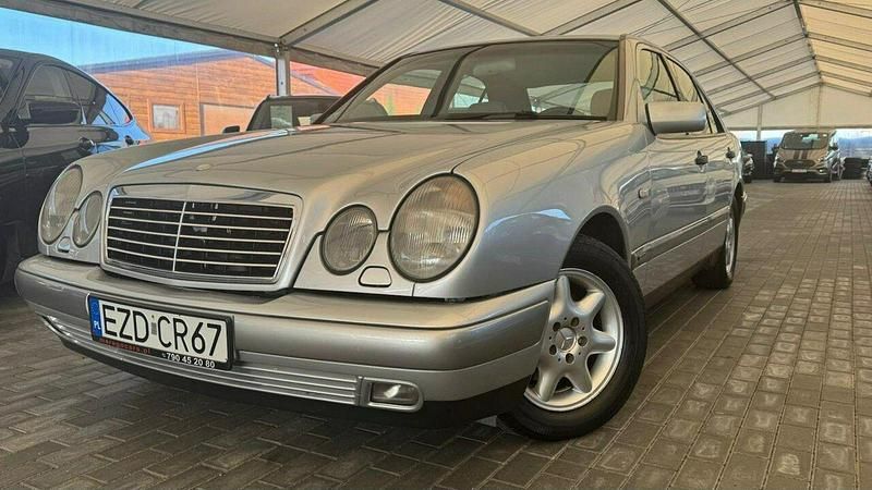 Srebrny Używany 1998 Mercedes E220 Sedan/Limuzyna | 7700 zł - Obraz 1/4