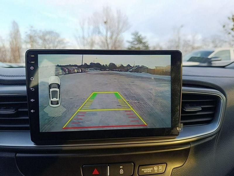 Używany Kia Ceed 101 KM (74 kW) 2019 Biały (metalik) Hatchback