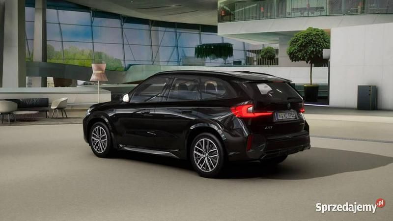 Nowe BMW iX1 Luxury Line 225 kW (306 KM) 2026 Czarny SUV