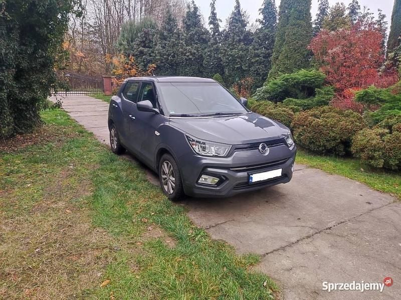 Szary Używany 2018 Ssangyong (KGM) Tivoli SUV | 34 500 zł - Obraz 1/4