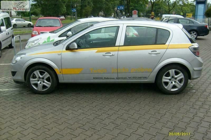 Używany Opel Astra Enjoy 90 KM (66 kW) 2009 Srebrny (metalik) Hatchback