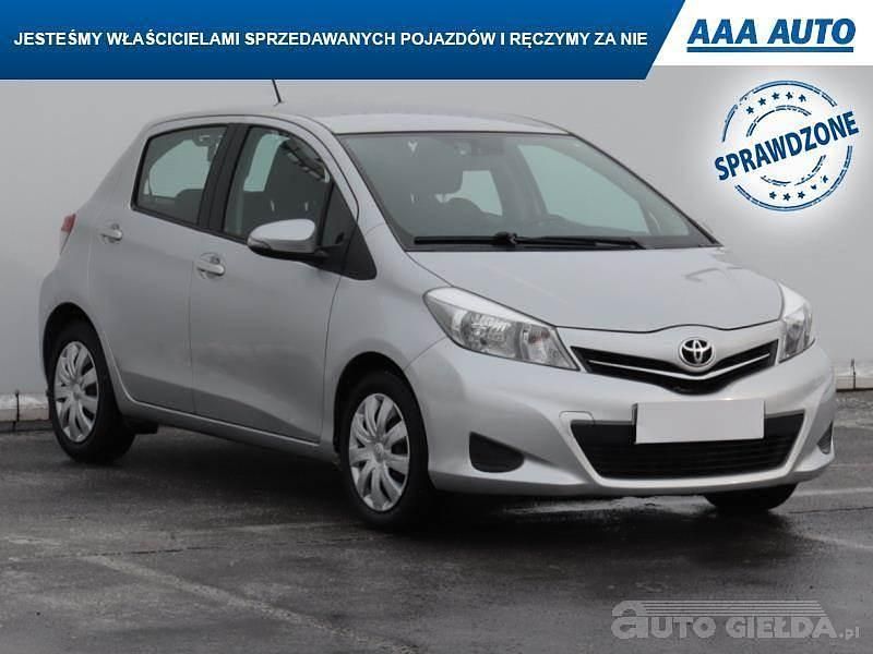 Używany Toyota Yaris 2013 Srebrny Hatchback