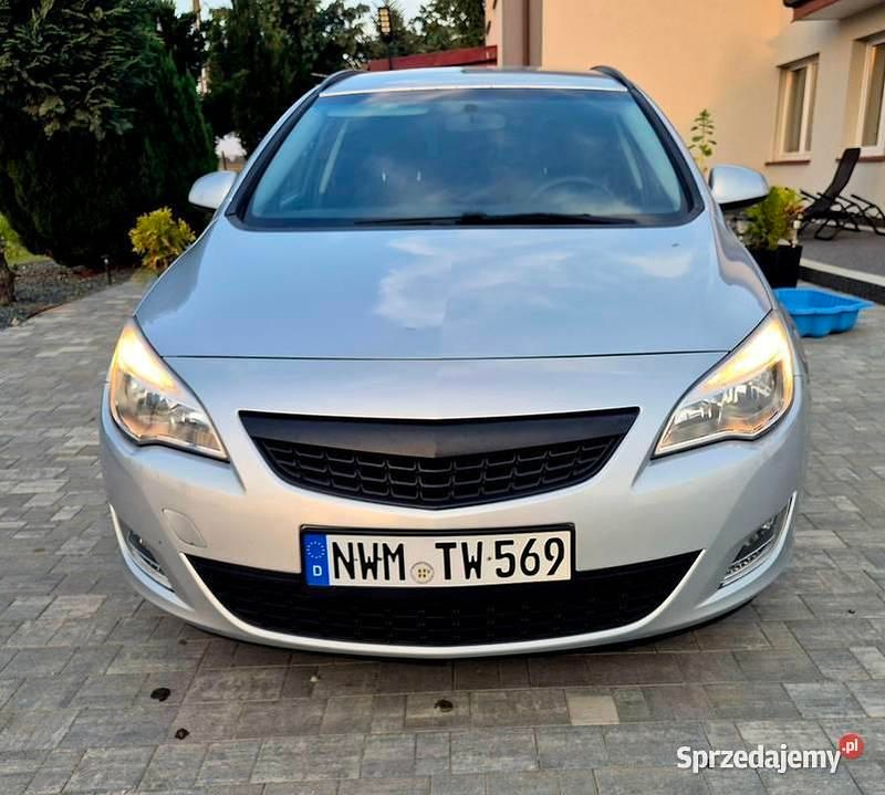 Srebrny Używany 2011 Opel Astra Kombi | 16 999 zł (Dobra cena) - Obraz 1/4