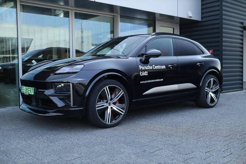 Jet black metallic Używany 2024 Porsche Macan Turbo SUV | 623 292 zł - Obraz 1/4