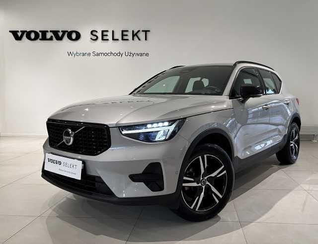 Srebrny Używany 2023 Volvo XC40 SUV | 152 900 zł - Obraz 1/4