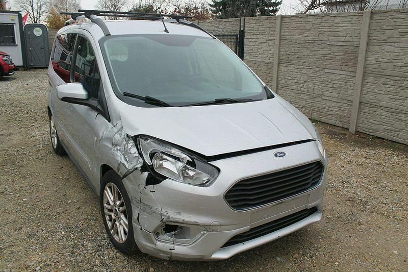 Używany Ford Tourneo Courier 99 KM (72 kW) 2019 Srebrny Minivan