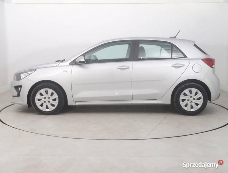 Używany Kia Rio 84 KM (61 kW) 2021 Srebrny Hatchback