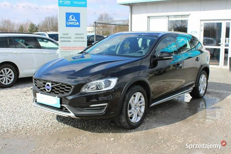 Czarny (metalik) Używany 2018 Volvo V60 CC Momentum Kombi | 74 299 zł (Uczciwa cena) - Obraz 1/4