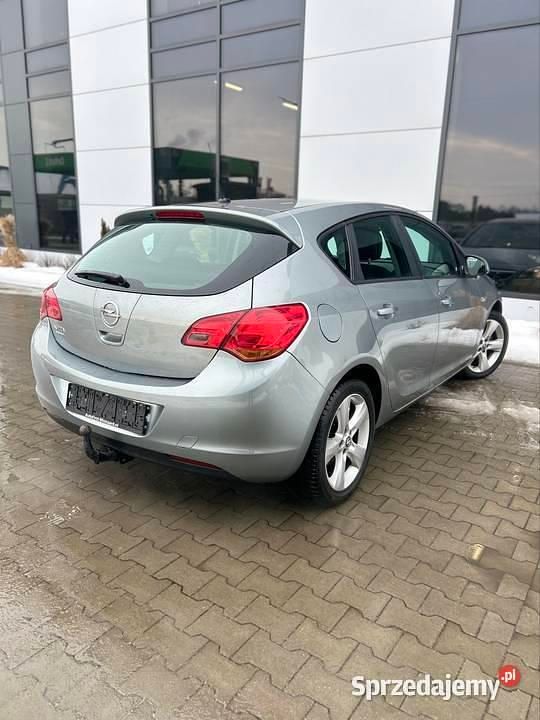 Używany Opel Astra 2010 Srebrny Hatchback