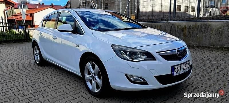 Biały Używany 2011 Opel Astra Hatchback | 15 800 zł (Dobra cena) - Obraz 1/4
