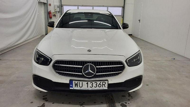 Używany Mercedes E220 195 KM (143 kW) 2020 Biały Sedan/Limuzyna