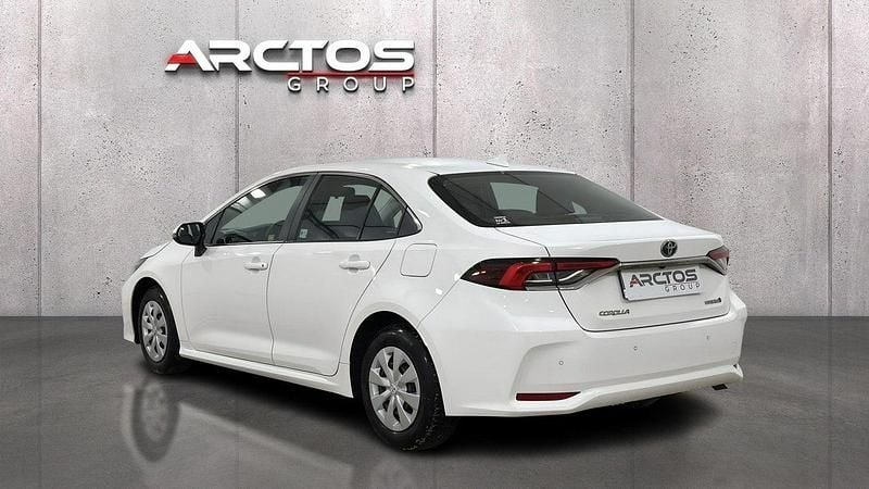 Używany Toyota Corolla Active 98 KM (72 kW) 2022 Biały Sedan/Limuzyna