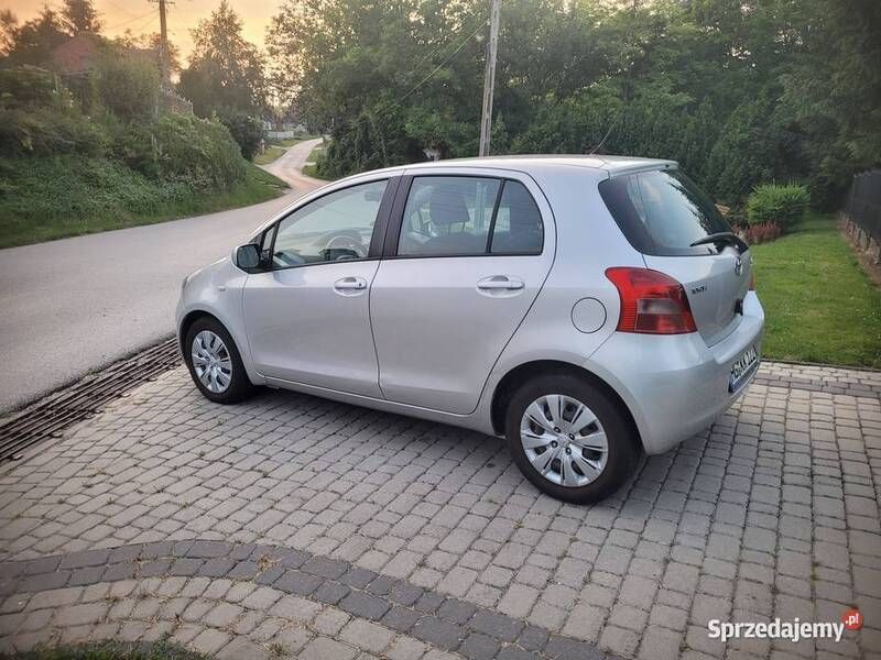 Srebrny Używany 2007 Toyota Yaris Hatchback | 13 900 zł (Uczciwa cena) - Obraz 1/4