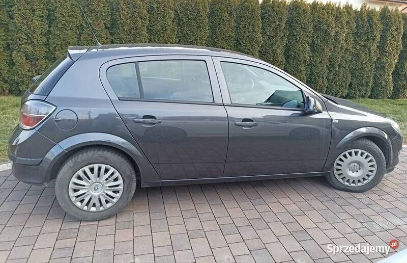 Szary Używany 2010 Opel Astra Hatchback | 9999 zł (Dobra cena) - Obraz 1/4