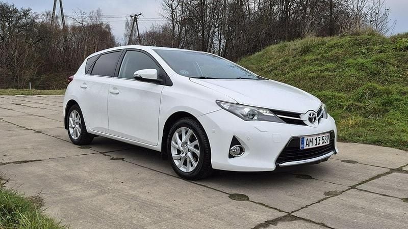 Używany Toyota Auris 132 KM (97 kW) 2014 Biały (metalik) Hatchback