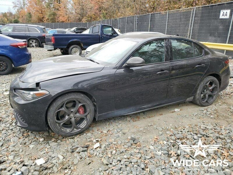 Czarny (metalik) Używany 2019 Alfa Romeo Giulia Ti Sedan/Limuzyna | 51 300 zł - Obraz 1/4