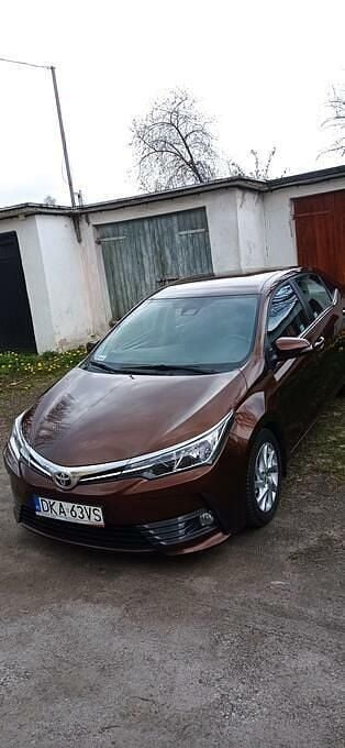 Używany Toyota Corolla 132 KM (97 kW) 2017 Brązowobeżowy Sedan/Limuzyna