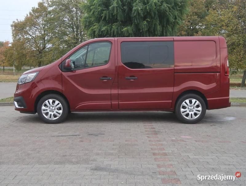Używany Renault Trafic 150 KM (110 kW) 2023 Bordowy Minivan