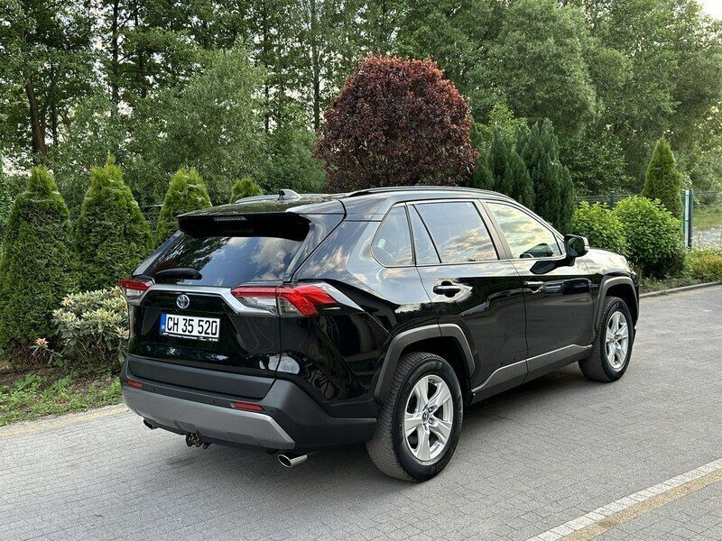 Używany Toyota RAV4 Hybrid 218 KM (160 kW) 2019 Czarny (metalik, perła) SUV