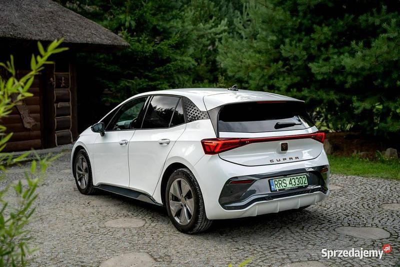 Biały (metalik) Używany 2022 Cupra Born Hatchback | 104 777 zł - Obraz 1/4