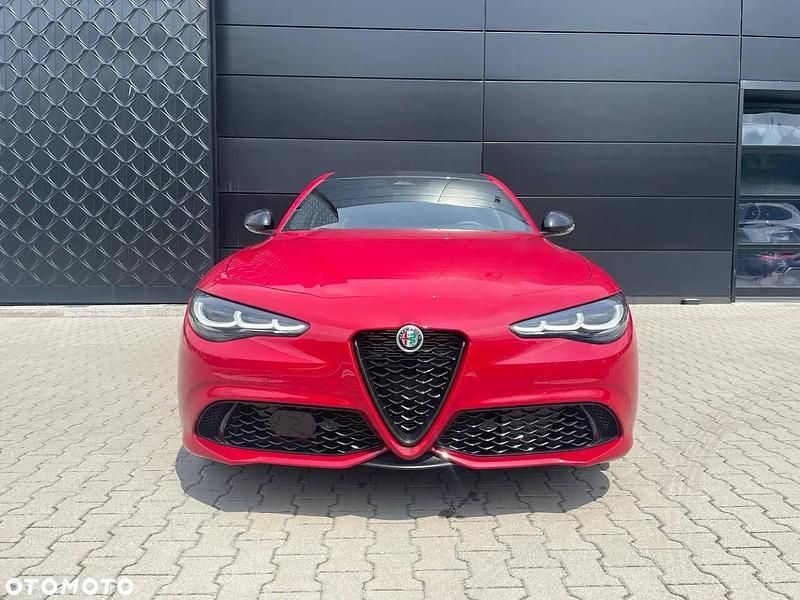 Lakier pastelowy czerwony alfa red Nowe 2025 Alfa Romeo Giulia Sedan/Limuzyna | 230 720 zł - Obraz 1/4