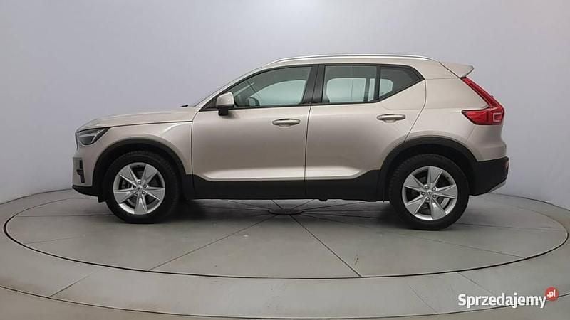 Używany Volvo XC40 Core 163 KM (119 kW) 2023 Beżowy SUV