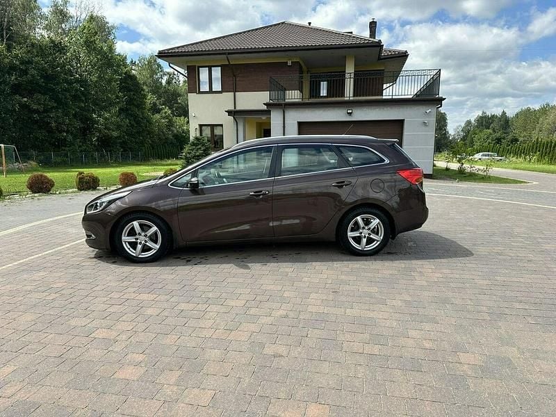 Używany Kia Ceed 128 KM (94 kW) 2013 Brązowy Hatchback