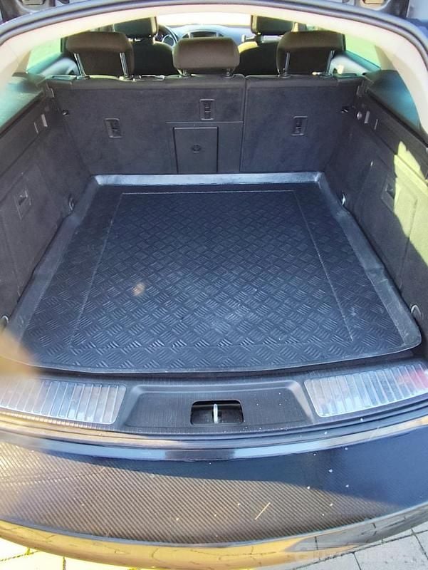 Używany Opel Insignia 140 KM (102 kW) 2011 Czarny Kombi