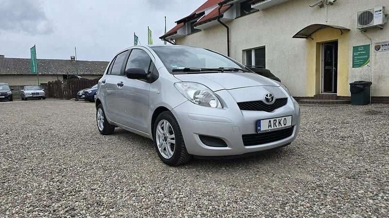 Srebrny (metalik) Używany 2010 Toyota Yaris Hatchback | 14 900 zł (Dobra cena) - Obraz 1/4