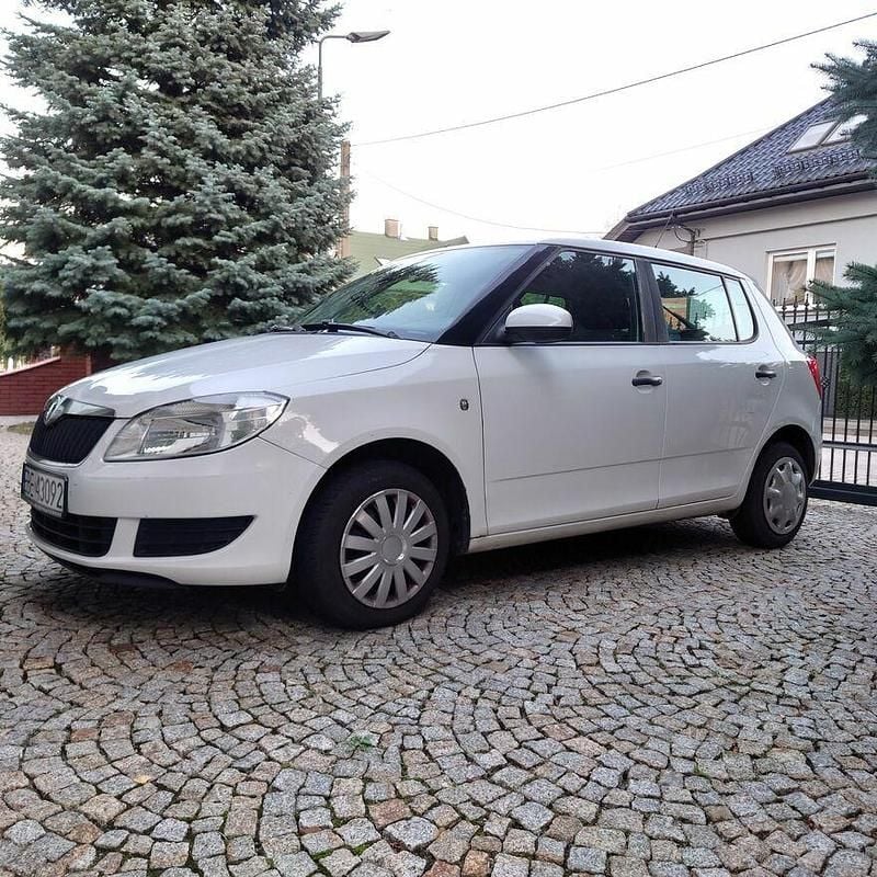 Biały Używany 2010 Skoda Fabia Hatchback | 10 100 zł (Dobra cena) - Obraz 1/4