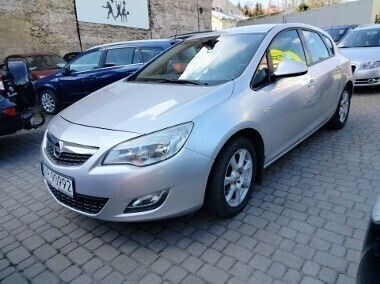 Srebrny Używany 2011 Opel Astra Hatchback | 23 900 zł (Uczciwa cena) - Obraz 1/4