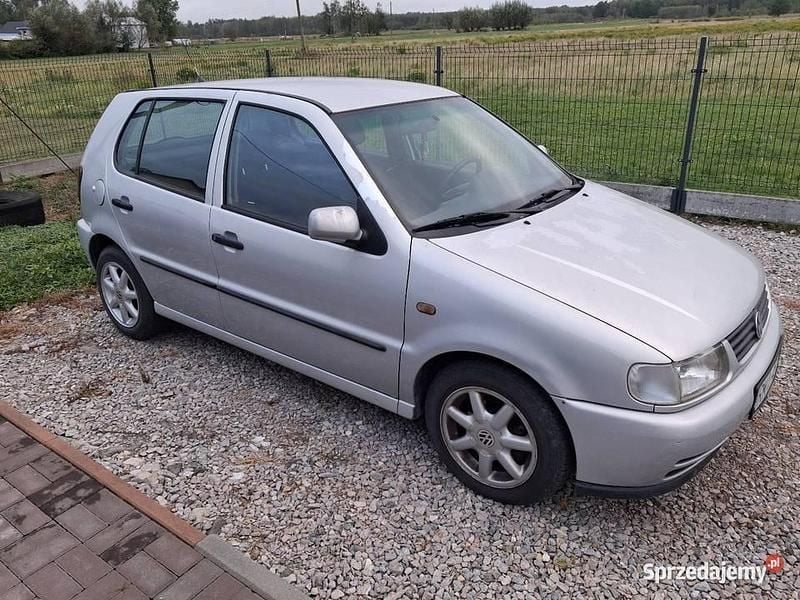 Srebrny Używany 1999 VW Polo Sedan/Limuzyna | 3999 zł (Uczciwa cena) - Obraz 1/4