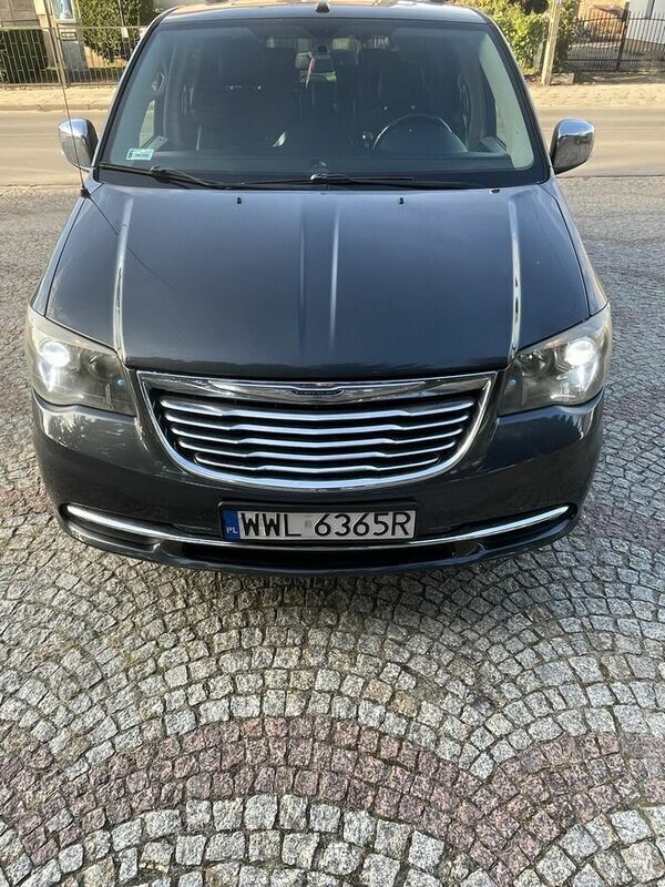 Szary Używany 2011 Chrysler Town & Country Limited Minivan | 40 000 zł (Dość drogi) - Obraz 1/4