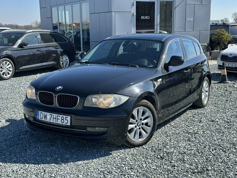 Czarny Używany 2010 BMW 118 Hatchback | 17 900 zł (Uczciwa cena) - Obraz 1/4