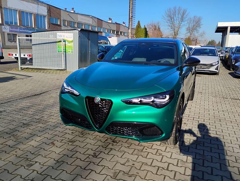 Lakier specjalny zielony montreal green Nowe 2025 Alfa Romeo Stelvio SUV | 252 900 zł - Obraz 1/4