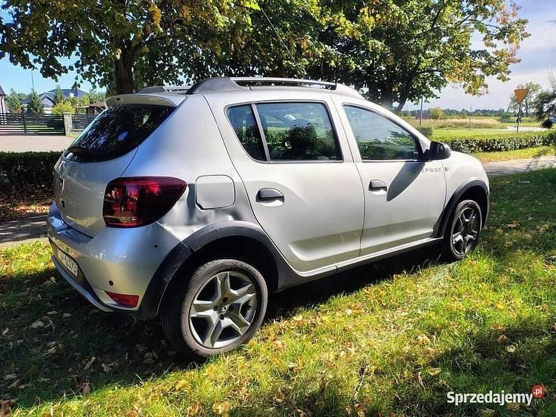 Używany Dacia Sandero Stepway 90 KM (66 kW) 2017 Srebrny Hatchback