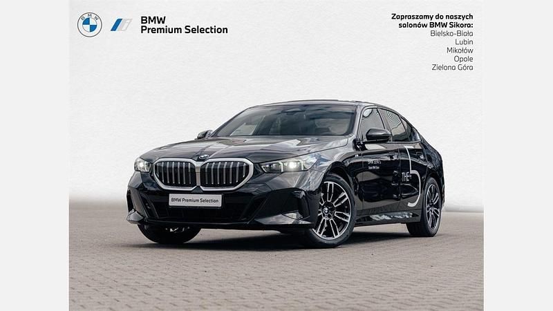 Szary sophisto z brylantowym połyskiem metalizowany Używany 2025 BMW 520 Comfort Edition Sedan/Limuzyna | 257 900 zł (Uczciwa cena) - Obraz 1/3