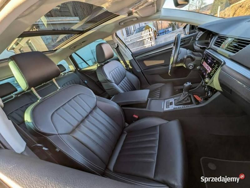 Zielony (metalik, perła) Używany 2020 Skoda Superb Kombi | 96 900 zł (Dość drogi) - Obraz 1/4