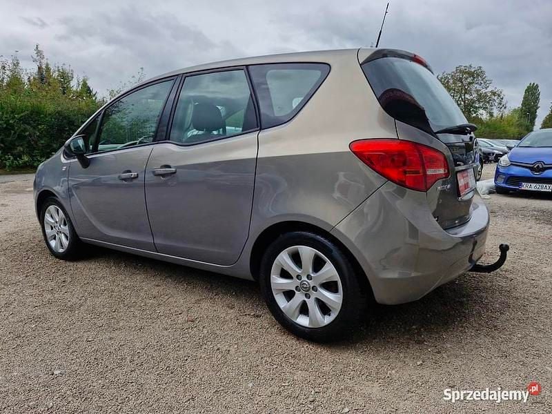 Beżowy Używany 2011 Opel Mokka SUV | 23 900 zł (Super Cena) - Obraz 1/4