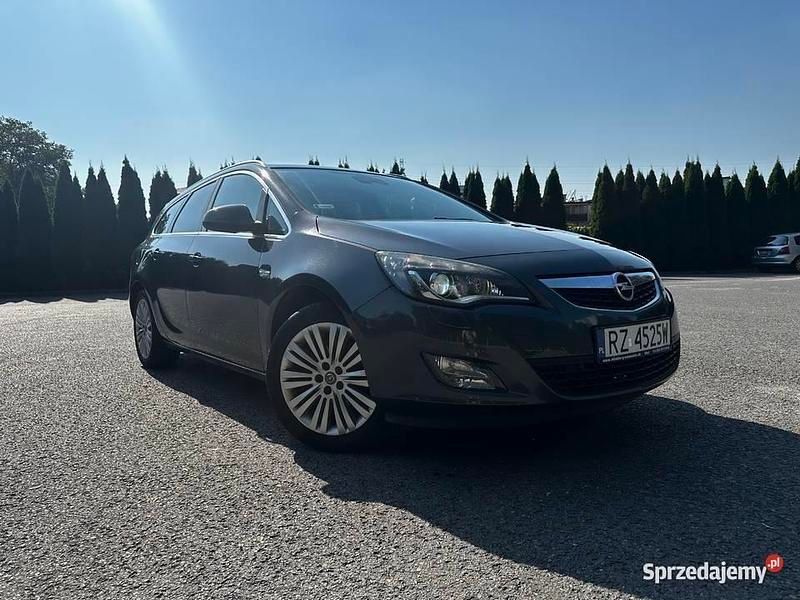 Szary Używany 2011 Opel Astra Cosmo Kombi | 23 800 zł (Uczciwa cena) - Obraz 1/4