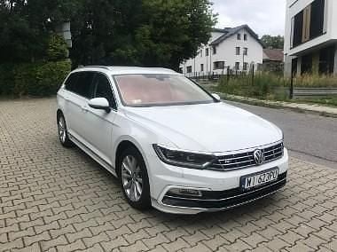 Biały (metalik) Używany 2019 VW Passat R-line Kombi | 48 900 zł (Dobra cena) - Obraz 1/4