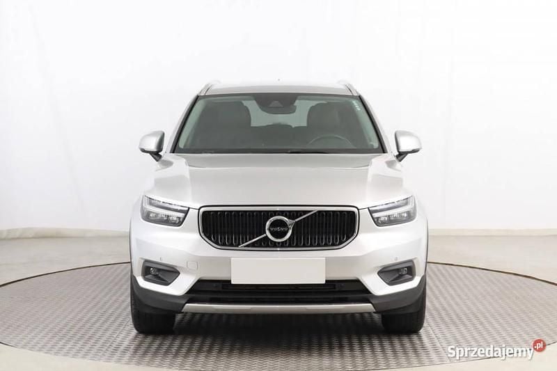Srebrny Używany 2018 Volvo XC40 SUV | 91 999 zł - Obraz 1/4